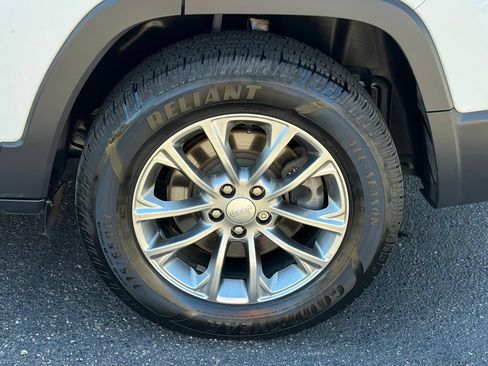 Used 2019 Jeep Cherokee Latitude Plus w/ Cold Weather Group AWD/4WD image 17