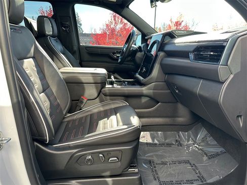 Used 2025 GMC Yukon XL AT4 Ultimate image 10