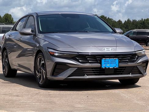 Certified 2025 Hyundai Elantra Limited FWD image 12