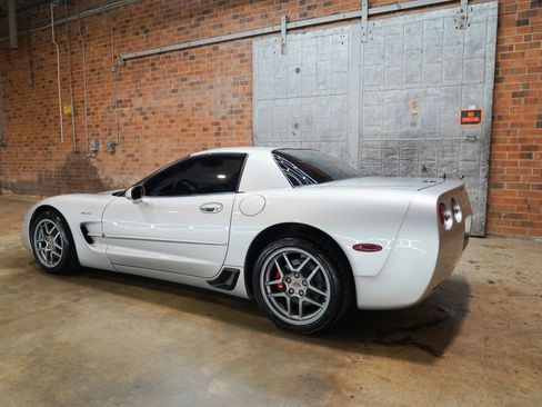 Used 2001 Chevrolet Corvette Z06 w/ Memory Pkg RWD image 10