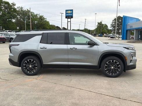 New 2026 Chevrolet Traverse LT w/ Sun and Wheel Package FWD image 4