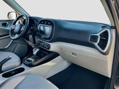 Used 2025 Kia Soul LX w/ LX Technology Package FWD image 26