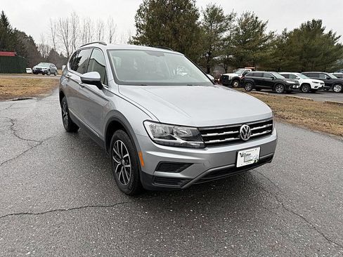 Used 2021 Volkswagen Tiguan SE w/ Panoramic Sunroof Package image 7