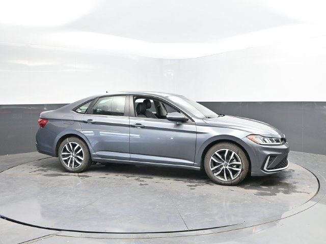 Used 2025 Volkswagen Jetta SE FWD image 3