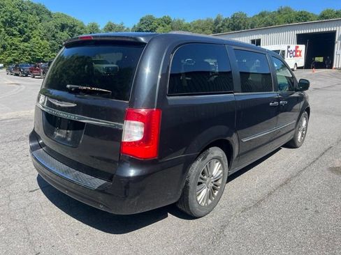 Used 2016 Chrysler Town & Country Touring-L FWD image 6