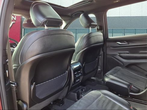 Used 2024 Jeep Grand Cherokee L Altitude image 13