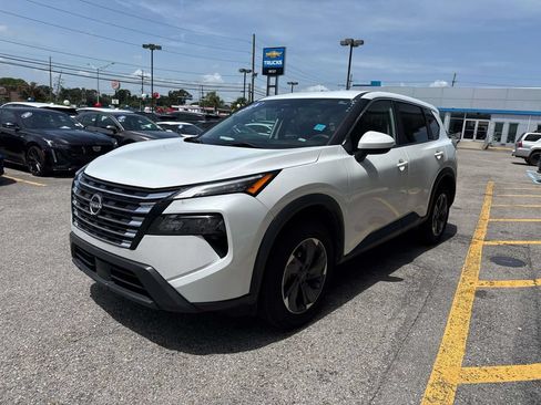 Used 2024 Nissan Rogue SV FWD image 3