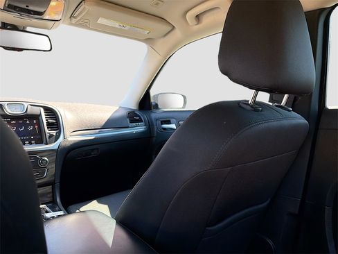 Used 2022 Chrysler 300 Touring w/ Sport Appearance Package image 21