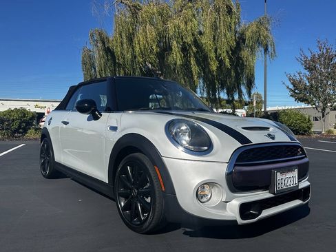 Used 2019 MINI Cooper S w/ Signature Upholstery Package FWD image 1