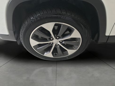 Used 2022 Jeep Cherokee Limited w/ Elite Package AWD/4WD image 3