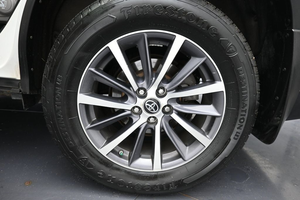 Used 2017 Toyota Highlander XLE AWD/4WD image 35