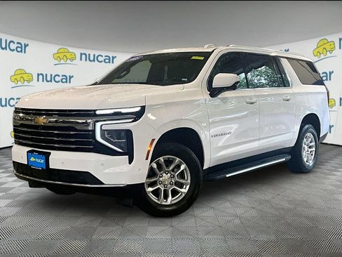 Used 2025 Chevrolet Suburban LT AWD/4WD image 3