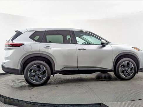 Used 2024 Nissan Rogue SV image 9