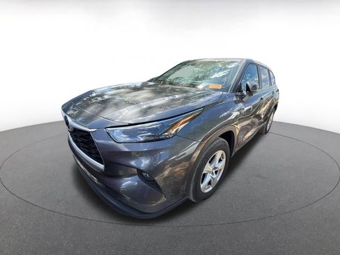 Used 2025 Toyota Highlander LE FWD image 4