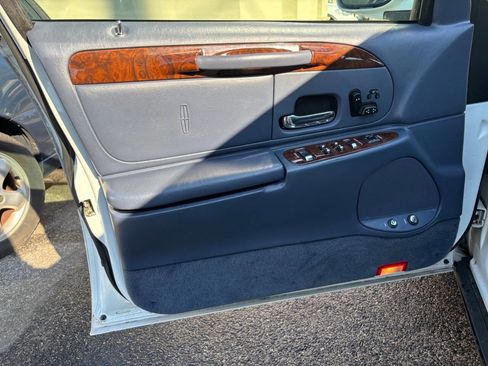 Used 2000 Lincoln Town Car Signature image 15