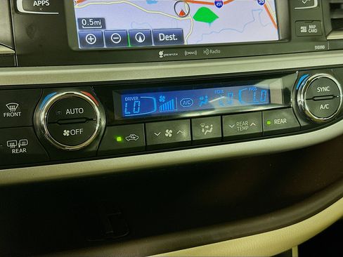 Used 2019 Toyota Highlander XLE FWD image 24