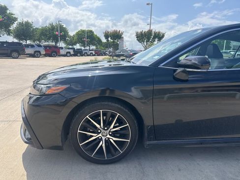 Used 2023 Toyota Camry SE image 2