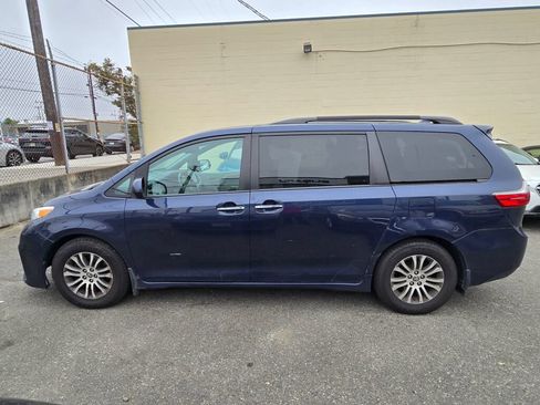 Used 2020 Toyota Sienna XLE w/ XLE Navigation Package FWD image 4