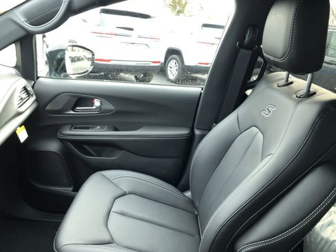 New 2026 Chrysler Pacifica Select image 32