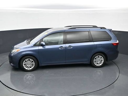 Used 2017 Toyota Sienna XLE FWD image 32