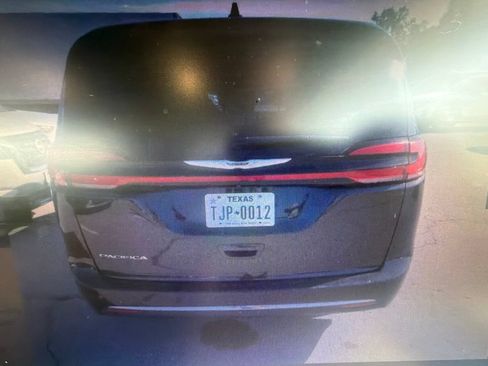 Certified 2023 Chrysler Pacifica Touring-L FWD image 4