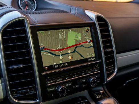 Used 2015 Porsche Cayenne Turbo image 17