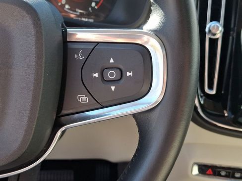 Used 2019 Volvo XC40 T5 Momentum image 23