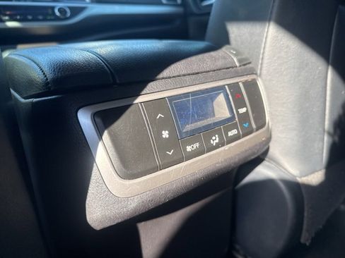 Used 2019 Toyota Highlander XLE image 18