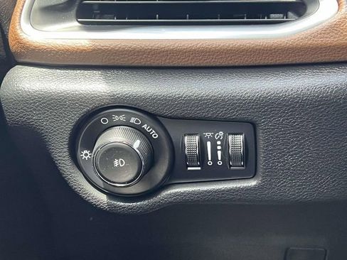 Used 2019 Chrysler Pacifica Limited FWD image 32