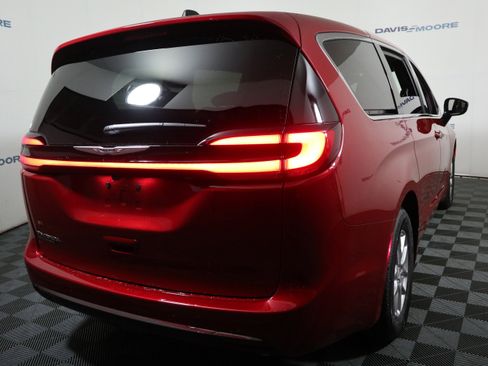 New 2026 Chrysler Pacifica Select image 6