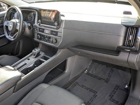 Used 2024 Nissan Pathfinder S image 22