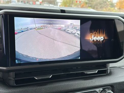 Used 2024 Jeep Wrangler Unlimited image 15