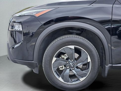 Used 2024 Nissan Rogue SV image 2