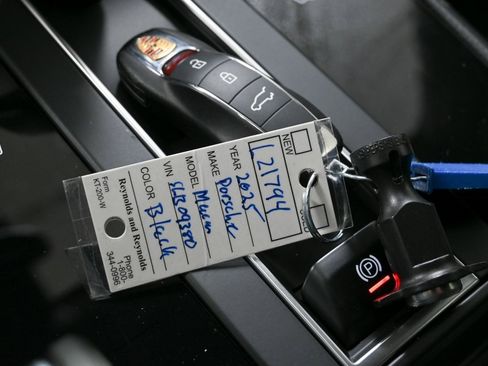 Certified 2025 Porsche Macan image 15