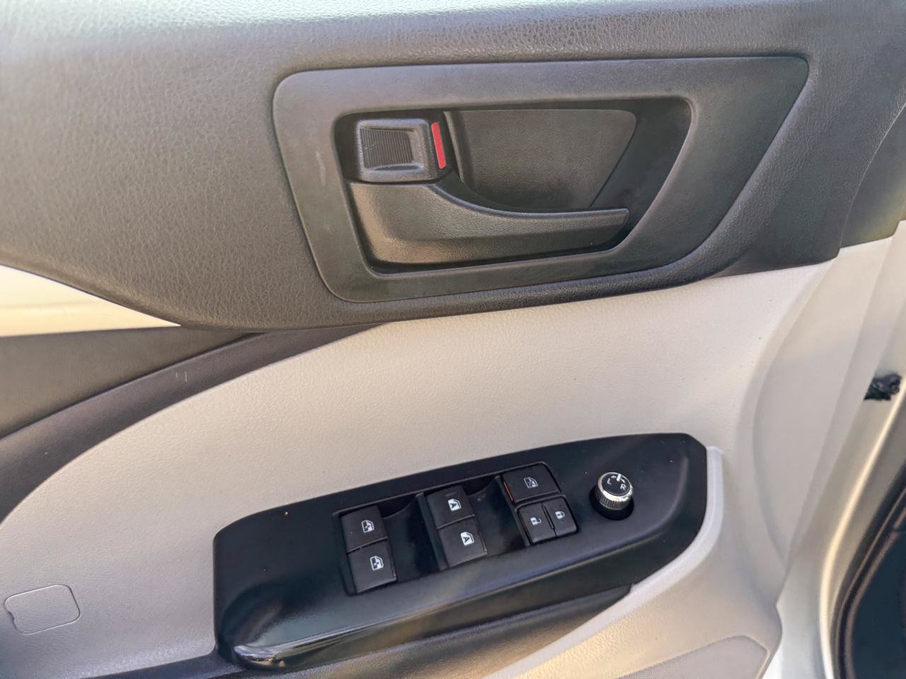 Used 2019 Toyota Highlander Plus FWD image 12
