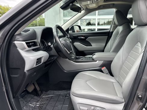 Used 2022 Toyota Highlander XLE AWD/4WD image 8