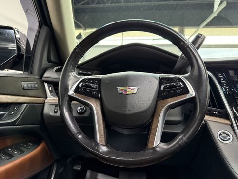 Used 2018 Cadillac Escalade Luxury AWD/4WD image 16