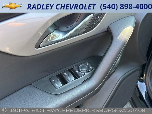 Used 2025 Chevrolet Blazer LT FWD image 5