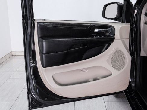Used 2018 Dodge Grand Caravan SE w/ UConnect Hands-Free Group FWD image 36