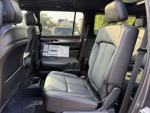 New 2025 Jeep Wagoneer L Series II image 18