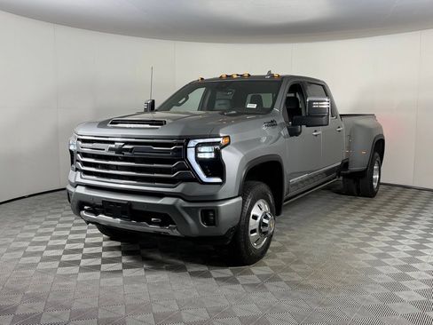 Used 2024 Chevrolet Silverado 3500 High Country w/ Technology Package AWD/4WD image 4