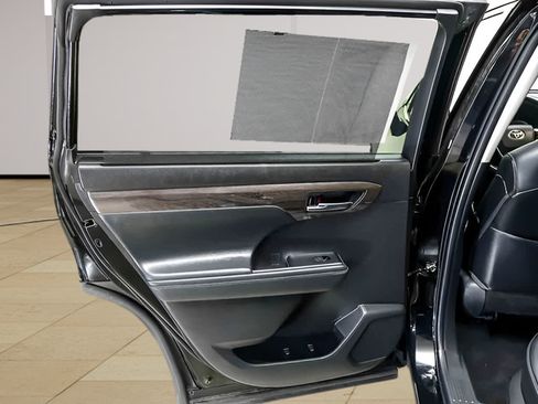 Used 2022 Toyota Highlander Limited AWD/4WD image 24