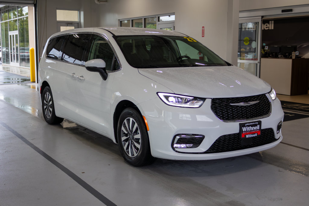 Used 2023 Chrysler Pacifica Touring-L FWD image 5