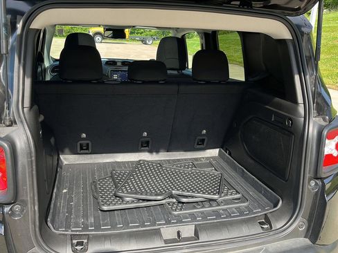 Used 2023 Jeep Renegade Latitude w/ Sun/Sound Group AWD/4WD image 18