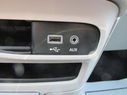 Used 2017 Chrysler Pacifica Touring-L FWD image 14