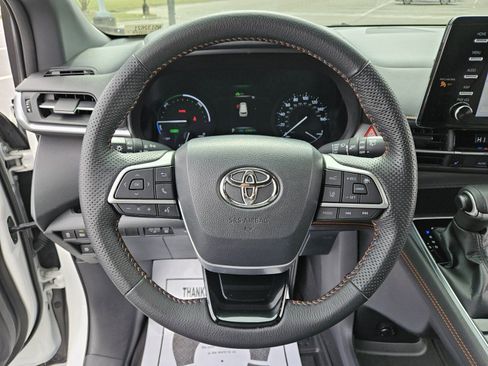 Used 2022 Toyota Sienna XSE image 25