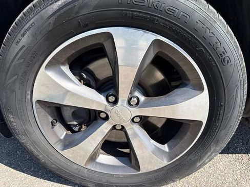 Used 2019 Jeep Cherokee Limited AWD/4WD image 10