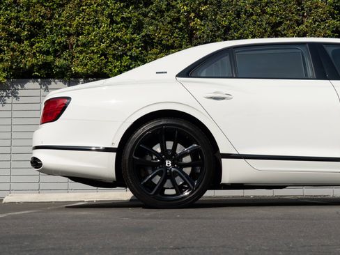 Used 2024 Bentley Flying Spur V8 image 9