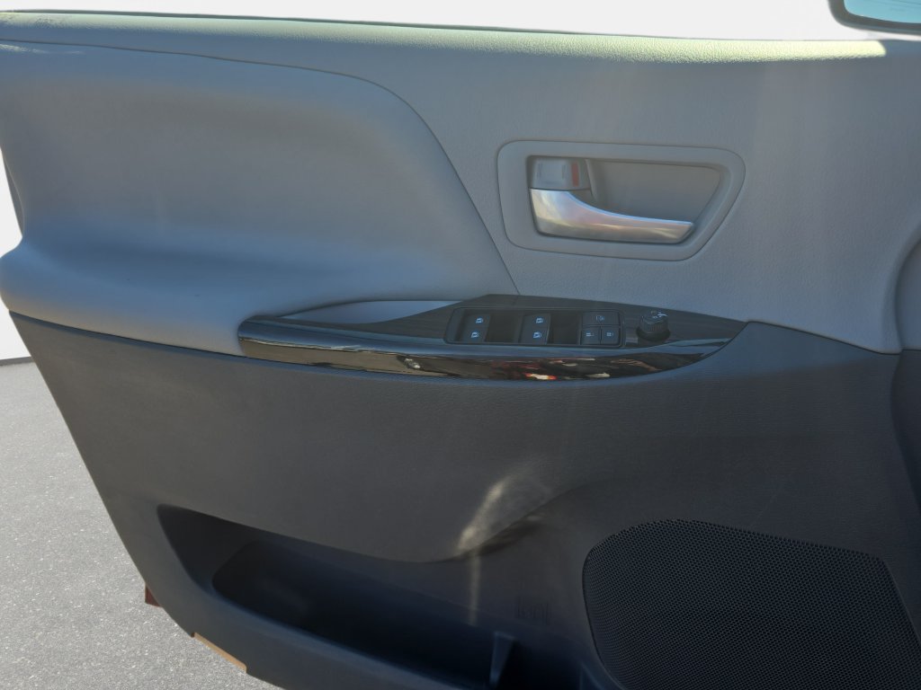Used 2017 Toyota Sienna XLE Premium w/ Protection Package FWD image 28