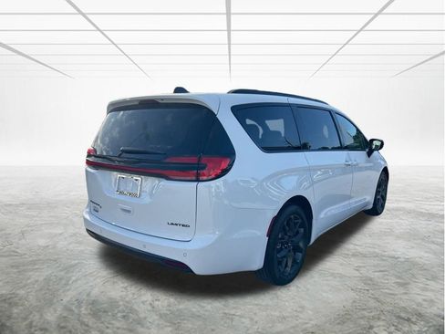 New 2025 Chrysler Pacifica Limited image 4